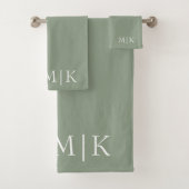 Sage Green en White | Modern monogram Bad Handdoek (Insitu)