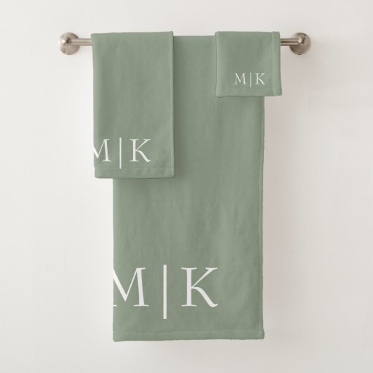 Sage Green en White | Modern monogram Bad Handdoek (Insitu)