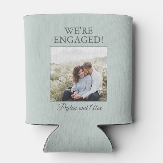 Sage Green Engagement Party Foto We zijn verloofd Blikjeskoeler (Achterkant)