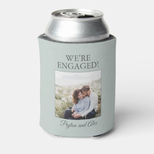 Sage Green Engagement Party Foto We zijn verloofd Blikjeskoeler (Blikje Achterkant)