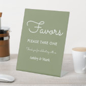 Sage Green Favors Wedding Sign Poster Reclamebord Met Voetstuk (Insitu)
