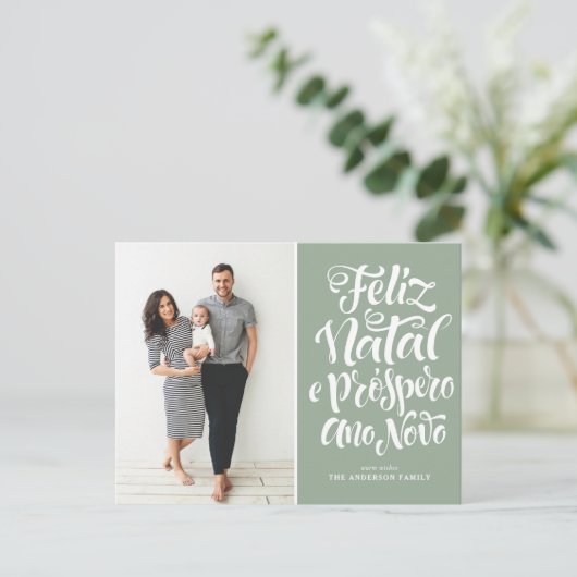 Sage Green Feliz Natal Kalligrafie Kerstfoto Feestdagenkaart (Staand voorkant)