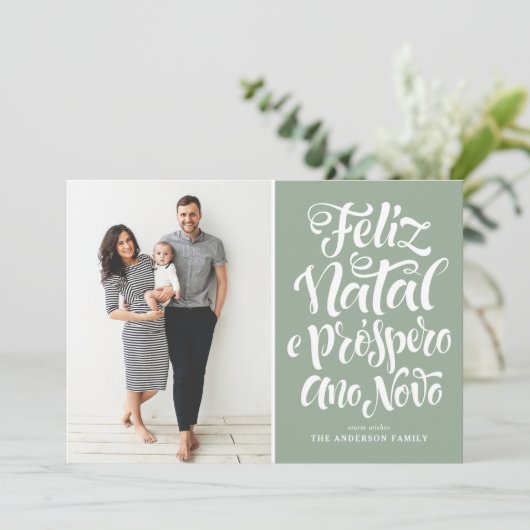 Sage Green Feliz Natal Kalligrafie Kerstfoto Feestdagenkaart (Staand voorkant)