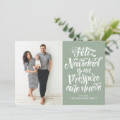 Sage Green Feliz Navidad Script Kerstfoto Feestdagenkaart (Staand voorkant)