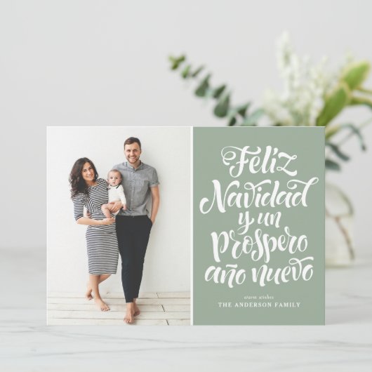Sage Green Feliz Navidad Script Kerstfoto Feestdagenkaart (Staand voorkant)