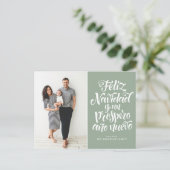 Sage Green Feliz Navidad Script Kerstfoto Feestdagenkaart (Staand voorkant)
