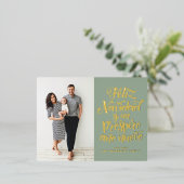 Sage Green Feliz Navidad Script Kerstfoto Folie Feestdagen Briefkaart (Staand Voorkant)