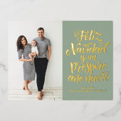 Sage Green Feliz Navidad Script Kerstfoto Folie Feestdagen Briefkaart (Voorkant)