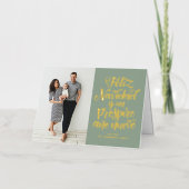 Sage Green Feliz Navidad Script Kerstfoto Folie Feestdagenkaart (Voorkant)