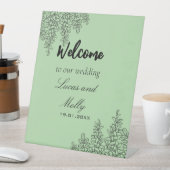Sage Green Fern Leaf Wedding Reclamebord Met Voetstuk (Insitu)