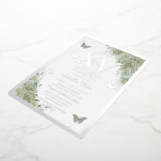 Sage Green Floral Quinceañera Vlinders Zilver Folie Uitnodiging (Gedraaid)