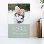 Sage Green Foliage 2025 Fotokalender Kalender<br><div class="desc">Op maat ontworpen fotokalender met salie groen en eucalyptus gebladerte ontwerp met gepersonaliseerde foto's.</div>