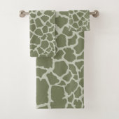 Sage Green Giraffe Print Bad Handdoek (Insitu)