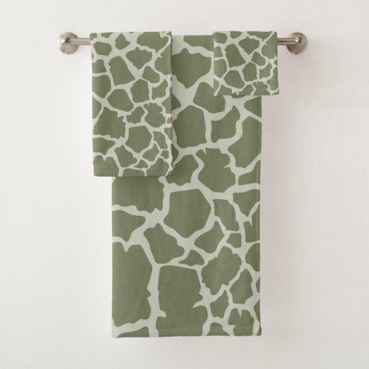 Sage Green Giraffe Print Bad Handdoek (Insitu)
