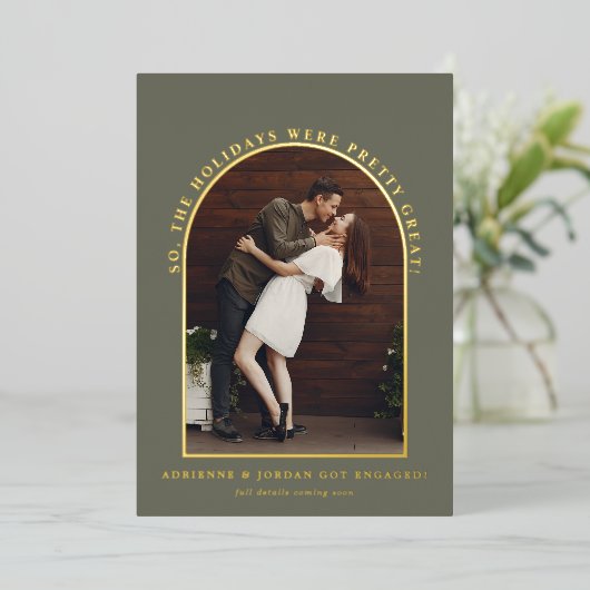Sage Green Gold Arch Photo Verloving Folie Uitnodiging (Staand Voorkant)