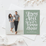 Sage Green Joyeux Noël et Bonne Année Script Foto Feestdagenkaart<br><div class="desc">Joyeux Noël et Bonne Année! Stuur uw vakantiewensen naar vrienden en familie met deze aanpasbare kerstkaart. Deze Franse kerstkaart is voorzien van moderne kalligrafie. Personaliseer door uw gegevens toe te voegen. Deze foto kerstkaart is verkrijgbaar in andere kleuren en cardstock. Overeenkomende objecten zijn beschikbaar.</div>