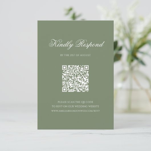 Sage Green Leaf Monogram Crest QR Code Huwelijk RSVP Kaartje (Staand voorkant)