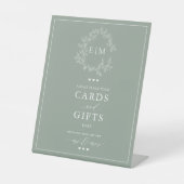 Sage Green Leafy Crest Monogram Card & Gifts Reclamebord Met Voetstuk (Voorkant)