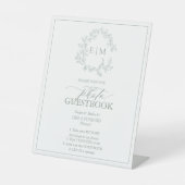 Sage Green Leafy Crest Monogram Foto Guestbook Reclamebord Met Voetstuk (Voorkant)