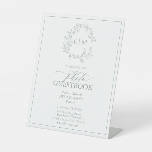 Sage Green Leafy Crest Monogram Foto Guestbook Reclamebord Met Voetstuk (Voorkant)