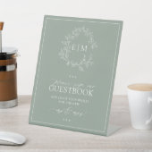 Sage Green Leafy Crest Monogram Wedding Guestbook Reclamebord Met Voetstuk (Insitu)