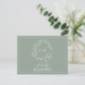 Sage Green Leafy Crest Monogram Wedding RSVP Uitnodiging Briefkaart (Staand voorkant)
