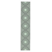Sage Green Mandala met blad-geïnspireerd patroon Medium Tafelloper (Voorkant)