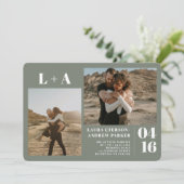 Sage green minimalist initialen 2 foto's bruiloft kaart (Staand voorkant)