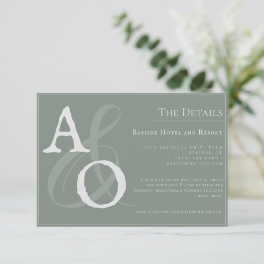 Sage Green Minimalist Monogram Weddenschap Informatiekaartje (Staand voorkant)