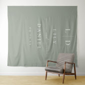 Sage Green Minimalistische Monogram Huwelijksachte Wandkleed (In Situ (horizontaal))