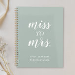 Sage Green Miss tegen Mrs Wedding Planner<br><div class="desc">Aangepast ontworpen bruiloft planner notitieboek met 'Miss to Mrs' modern handschrift op een groene achtergrond.</div>