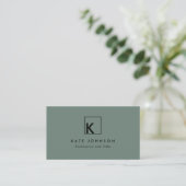 Sage Green Modern Monogram Logo Minimal Visitekaartje (Staand voorkant)