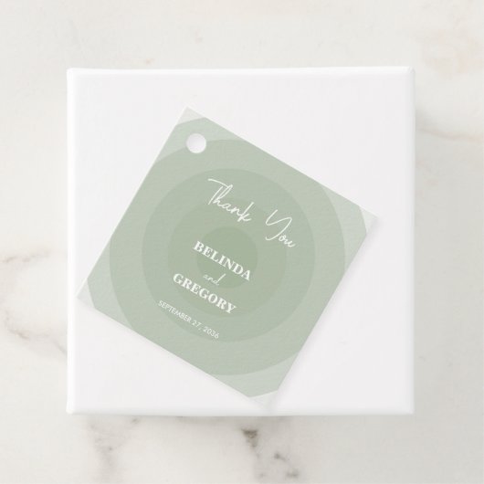 Sage Green Modern Monogram Weddenschap Bedankjes Labels (In situ)