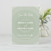 Sage Green Modern Monogram Weddenschap Save The Date (Staand voorkant)
