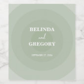 Sage Green Modern Monogram Weddenschap Wijn Etiket (Enkel label)