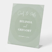 Sage Green Modern Monogram Weddenschappen Reclamebord Met Voetstuk (Voorkant)