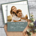 Sage Green Modern Photo Minimalist Weddenschap Sav Aankondigingskaart<br><div class="desc">Sage Green Modern Photo Minimalist Wedding Save the Date Announcement Briefkaart. Laat je familie, vrienden en collega's weten dat je een datum hebt vastgesteld voor je trouwfeest met deze elegante, stijlvolle en moderne bruiloft, behalve de datum van uitnodiging. Alle teksten zijn vooraf geregeld zodat u zich gemakkelijk en snel kunt...</div>