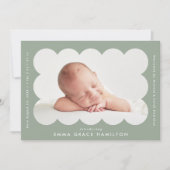 Sage Green Modern Scalloped Photo Lijst Birth Aankondiging (Voorkant)