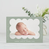 Sage Green Modern Scalloped Photo Lijst Birth Aankondiging (Staand voorkant)