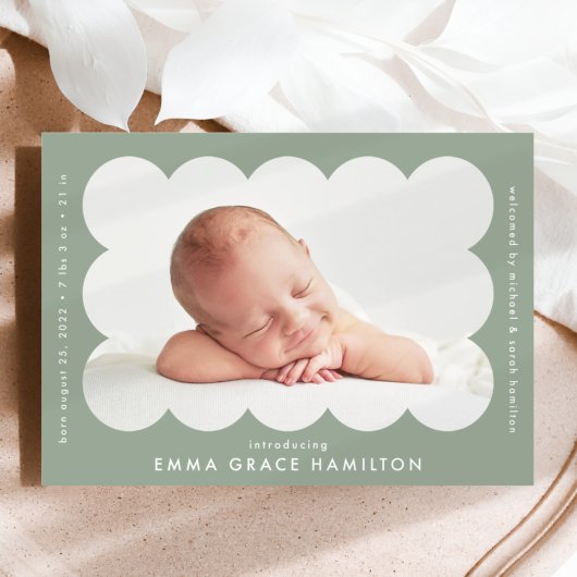 Sage Green Modern Scalloped Photo Lijst Birth Aankondiging