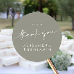Sage Green Modern Wedding een lieve dank u Ronde Sticker<br><div class="desc">Verhoog je huwelijksgunsten met deze chique sticker. Het minimalistische ontwerp heeft een rustgevende saliegroene achtergrond en een eigentijds lettertype. Ideaal voor het afdichten van gunstzakken,  enveloppen of geschenkdozen. Verkrijgbaar in twee maten voor veelzijdigheid.</div>