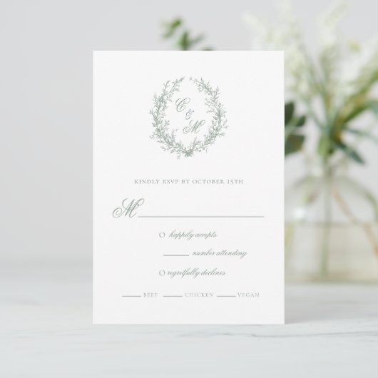 Sage Green Monogram Botanische Krans Trouwen RSVP Kaartje (Staand voorkant)