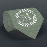 Sage Green Monogram Elegant Modern Foliage Wreater Stropdas<br><div class="desc">Accessoleer in stijl met een gepersonaliseerde monocgrammed stropdas. Het ontwerp is uitgerust met moderne laurierbladeren en een stijlvol typografisch initiaal. Monogram in centrum is eenvoudig aan te passen. Maakt een elegante groom en groomsmen een cadeautje en complimenten voor de chic bruiloft.</div>