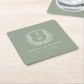 Sage Green Monogram Huwelijk Floral Crest Elegant Kartonnen Onderzetters (Schuin)
