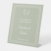 Sage green monogrammed elegant wedding welcome  reclamebord met voetstuk (Voorkant)