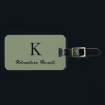 Sage Green Monograms Adventure wacht op een gesche Bagagelabel<br><div class="desc">Monogrammed initialen met aangepaste tekst "Adventure Awaits" en ook persoonlijke gegevens zoals naam,  adres,  telefoonnummer en e-mail die u allemaal kunt bewerken. Ontworpen met een populaire groene achtergrond,  kunt u de kleur wijzigen als u dat wenst.</div>
