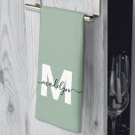 Sage Green Name Monogram Theedoek<br><div class="desc">Aangepaste Sage Groene Monogram Naam Keuken Handdoek. Voeg een stijlvol persoonlijk tintje toe aan uw keuken met dit elegante handdoekontwerp. De achtergrond is een zacht saliegroen, gecombineerd met helder witte letters voor het initiaal en een gedurfde zwarte naam in vloeiend script aan de voorkant. Ontworpen voor een drievoudig scherm, het...</div>