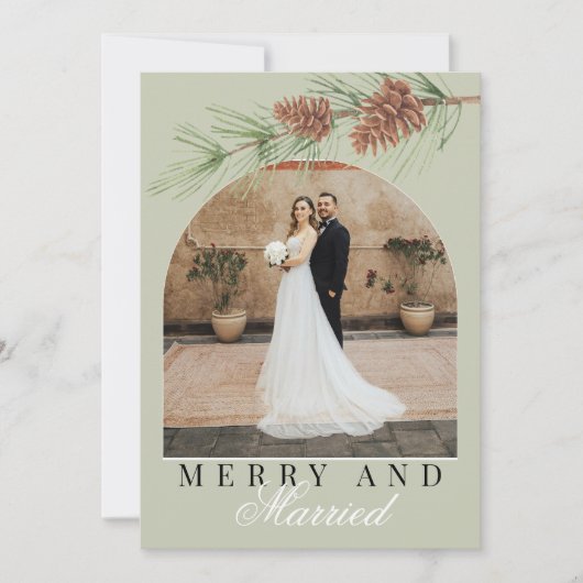 Sage Green Pine Merry & Married Photo Christmas Feestdagenkaart (Voorkant)