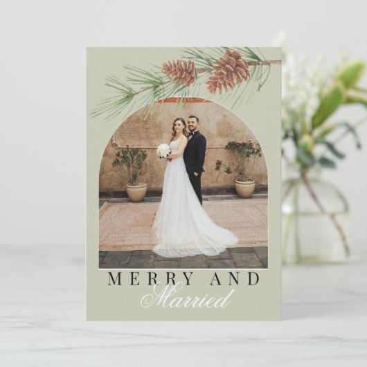Sage Green Pine Merry & Married Photo Christmas Feestdagenkaart (Staand voorkant)