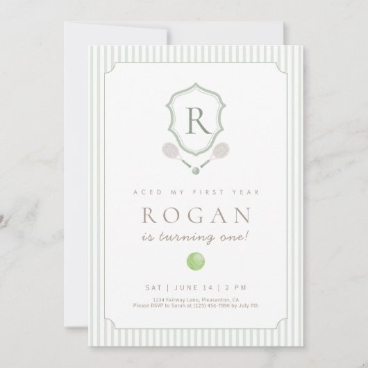 Sage Green Preppy Tennis Crest 1st Birthday invite Bedankkaart (Voorkant)